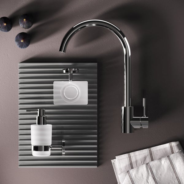 Szene mit Armatur, Seifenspender, Seifenschale und Handtuch