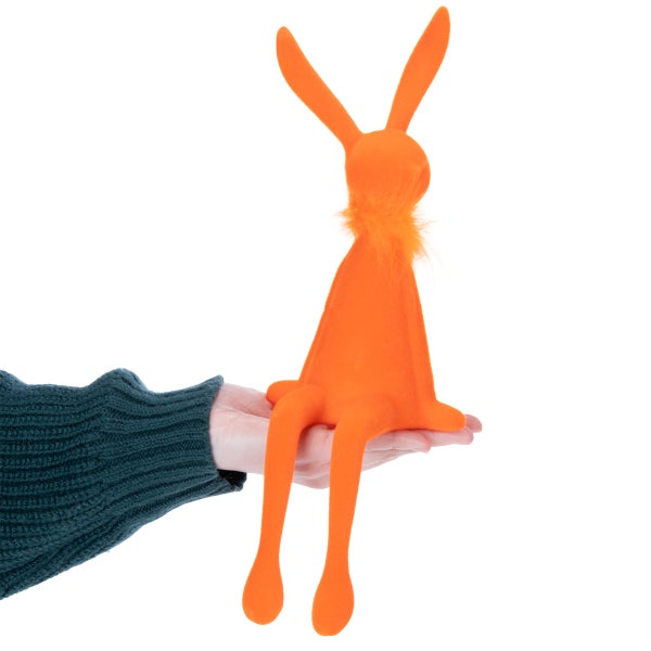 Dekorative Hasenfigur auf einer Hand