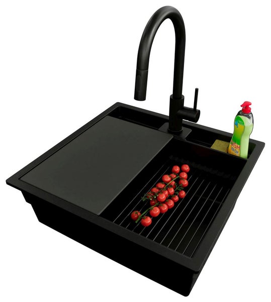 Schwarze Küchenspüle mit Abtropfgestell, Abdeckung, Armatur, Spülmittel und Tomaten