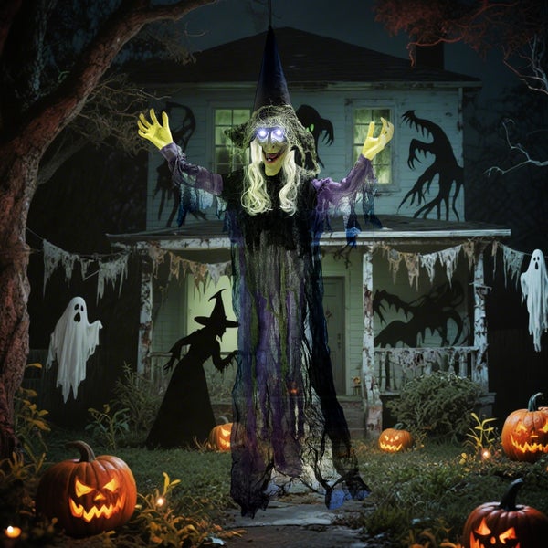 Halloween-Szene mit Hexen-Dekofigur, Kürbissen und Geister-Silhouetten für eine gruselige Atmosphäre.