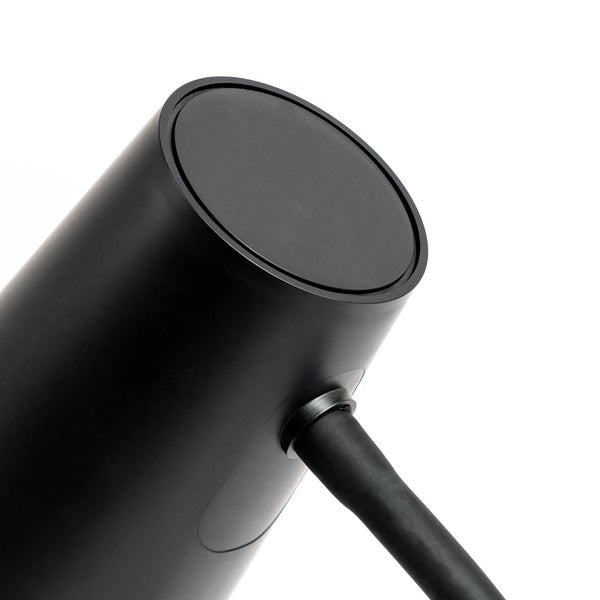 Nahaufnahme einer zylindrischen, matten schwarzen Leuchte mit seitlichem Anschluss.