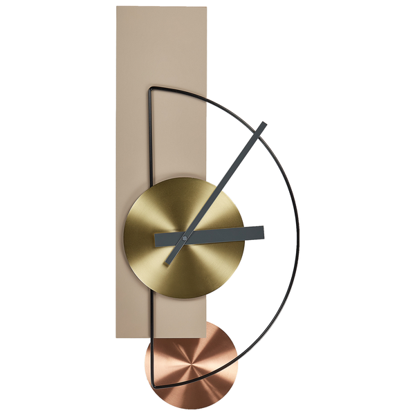 Moderne abstrakte Wanduhr mit geometrischen Formen aus Metall in Gold, Kupfer und Beige.
