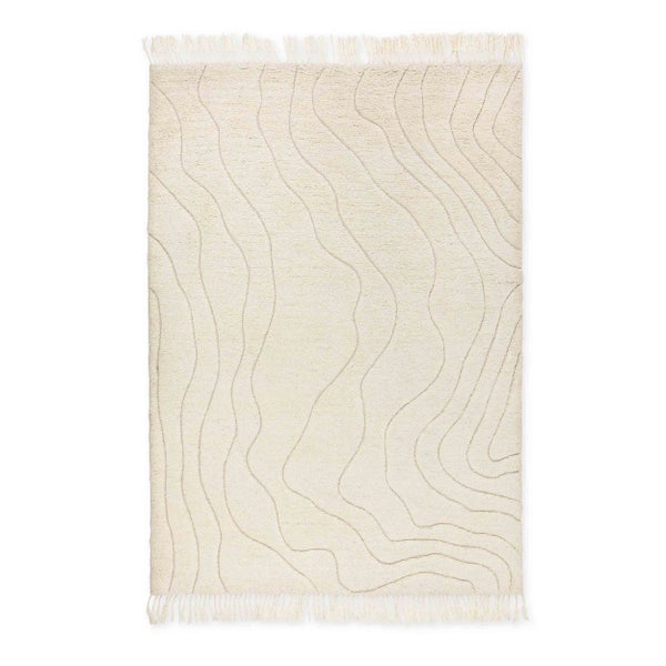 Cremefarbener Teppich mit wellenförmigem Linienmuster und Fransen.
