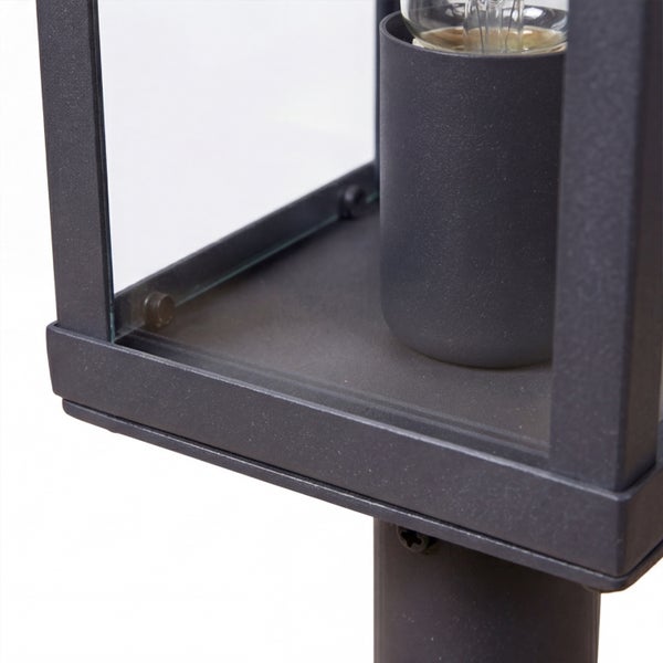 Detailansicht einer modernen Außenleuchte aus Metall mit Glaseinsätzen und einer Lampenfassung.