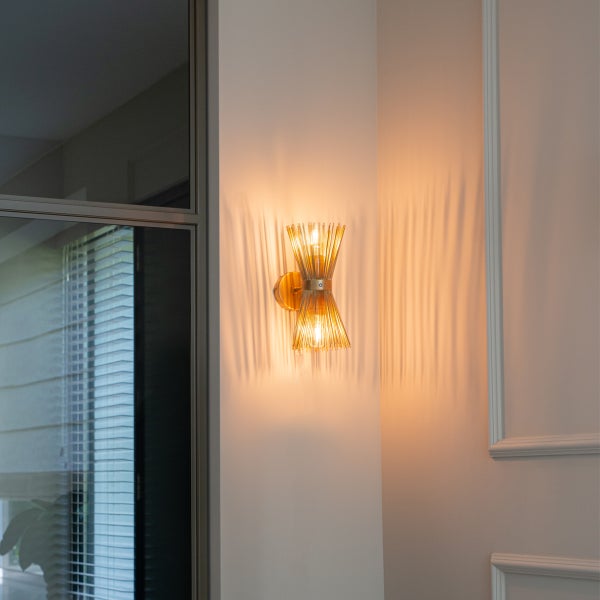 Wandleuchte mit zwei Leuchtmitteln an der Wand montiert