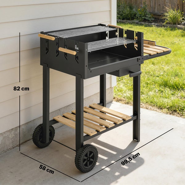 Holzkohlegrill aus schwarzem Metall mit Holzablagen und zwei Rädern. Maße: Höhe 82 Zentimeter, Breite 99,5 Zentimeter, Tiefe 58 Zentimeter.
