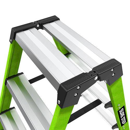 Eine Sure Step Trittleiter aus Aluminium mit breiten Stufen und stabilen Eckverbindungen.