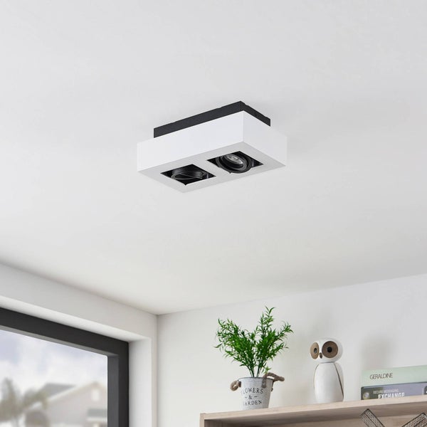 Deckenleuchte mit zwei Strahlern im Wohnzimmer