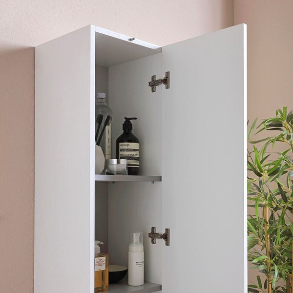 Geöffneter weißer Badezimmerschrank mit zwei Regalen und verschiedenen Badartikeln