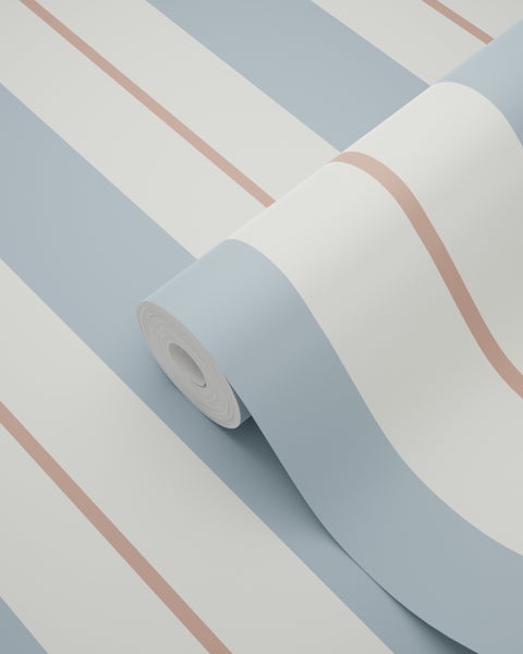 Gestreifte Vliestapete in Hellblau, Creme und Rosa mit verschiedenen Streifenbreiten.