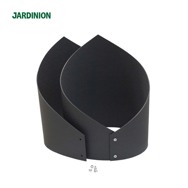 Jardinion Logo. Schwarzer Baumschutz aus Metall, bestehend aus zwei gebogenen Elementen mit Schrauben und Muttern zur Montage.