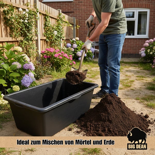 Eine Person füllt mit einer Schaufel Erde in einen rechteckigen schwarzen Mörtelkübel im Garten, Big Dean Logo.