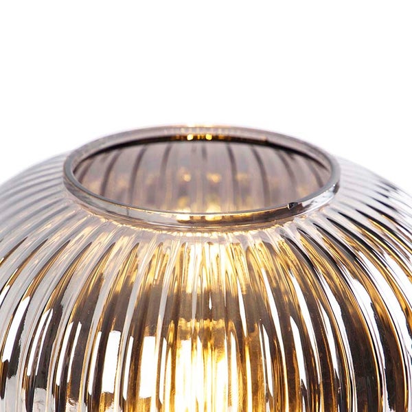 Detailansicht einer Tischleuchte mit geripptem Glasschirm