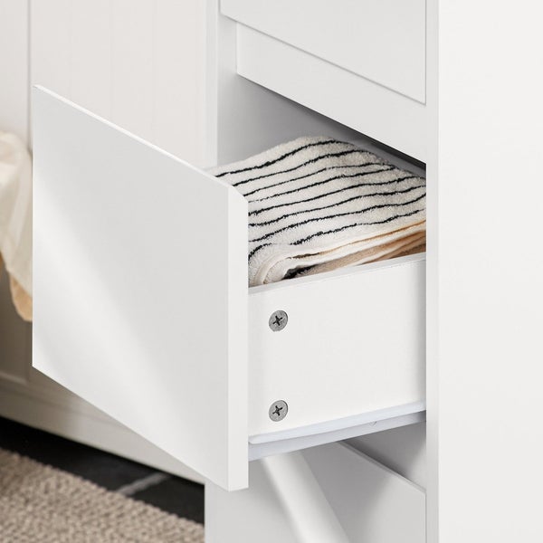 Detailansicht eines geöffneten, weißen Schubladenelements mit Handtüchern