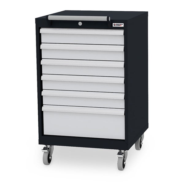 Schwarzer Werkstattwagen mit 7 silbernen Schubladen in verschiedenen Höhen, Rollen, Schiebegriff und Schloss von WerkzeugStore24 Logo.