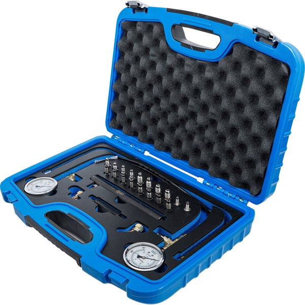 Kompressionsdruckprüfer-Set im geöffneten blauen Werkzeugkoffer mit Manometern und Zubehör