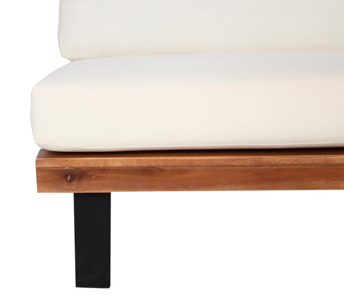 Detailansicht eines Gartensofas mit Holzgestell, weißer Polsterung und schwarzem Metallbein.
