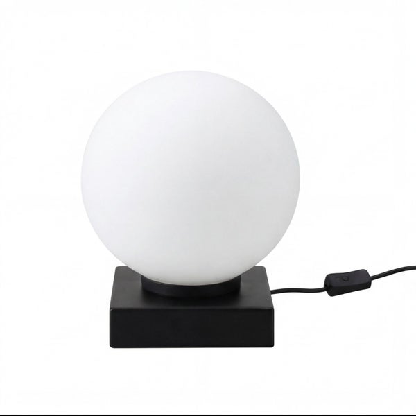 Tischleuchte mit weißem Kugelschirm aus Glas und schwarzem quadratischem Standfuß