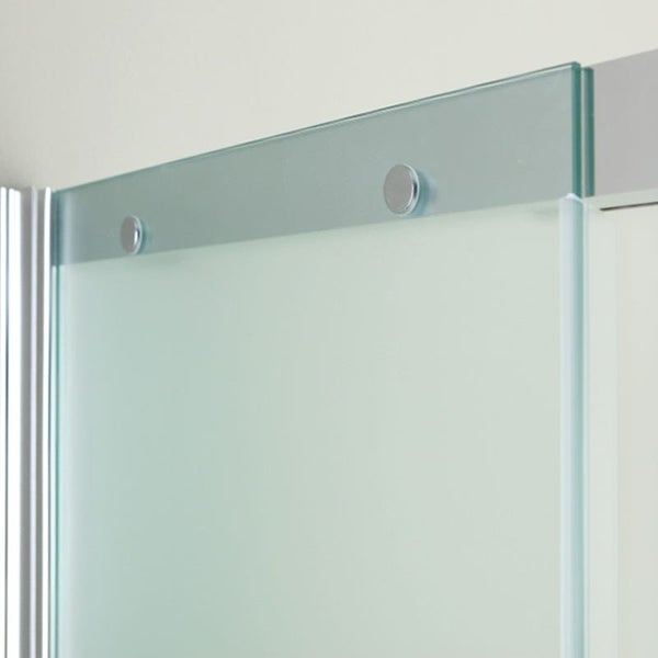 Detailansicht einer Duschkabine mit satiniertem Glas und silberfarbenen Beschlägen