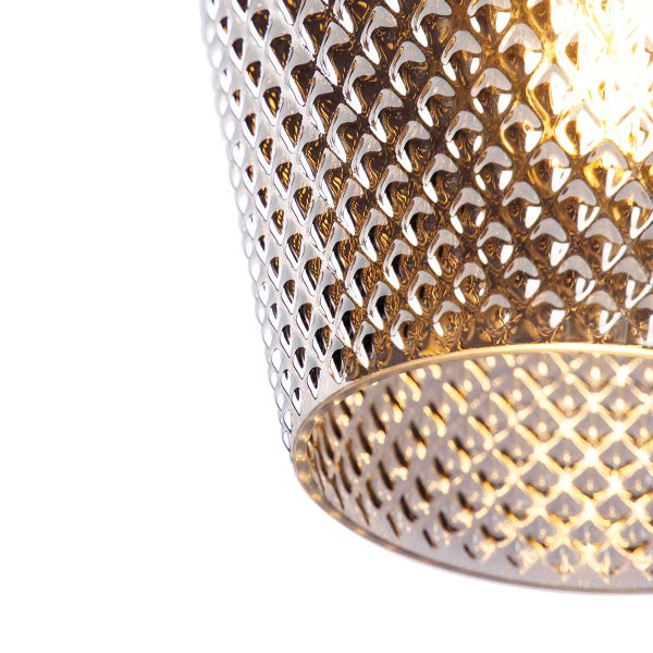 Nahaufnahme einer Pendelleuchte mit Lochmuster