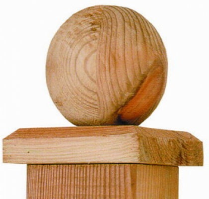 Holzkugel auf einem Holzpfosten