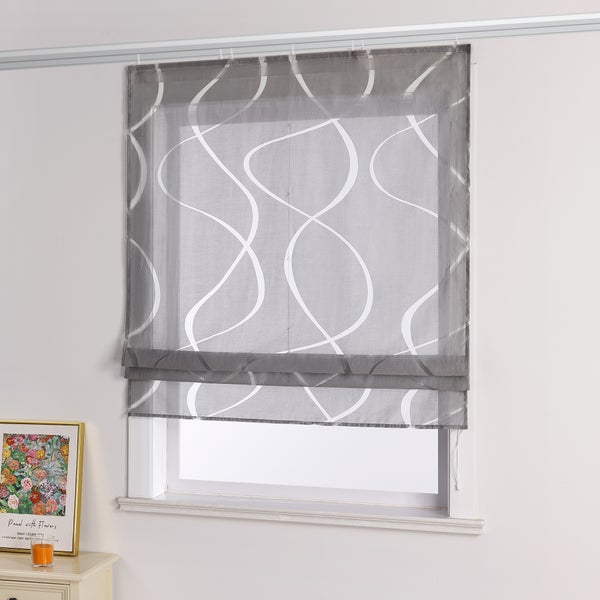 Graues, transparentes Raffrollo mit weißem Wellenmuster am Fenster