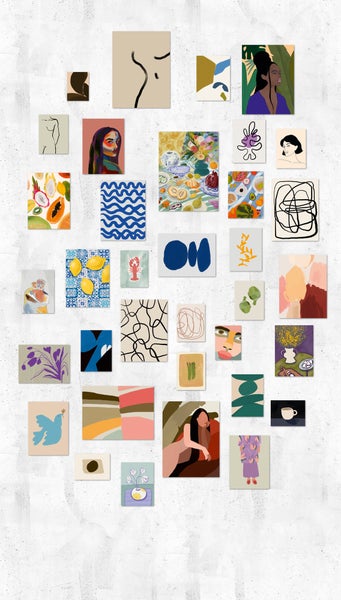 Hell gestaltete Bilderwand mit verschiedenen modernen Kunstdrucken, darunter abstrakte Formen, Porträts, Früchte und botanische Motive.