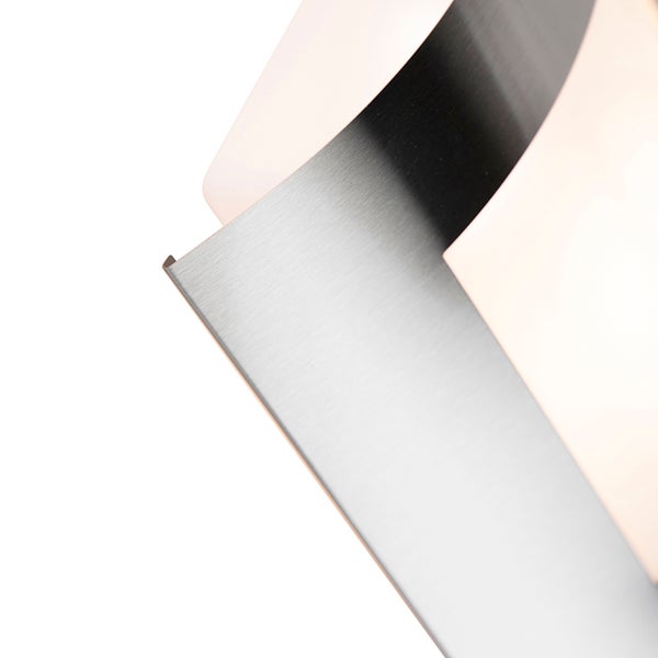 Detailansicht einer Wandleuchte aus gebürstetem Metall und mattiertem Glas.