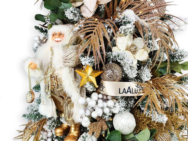 Weihnachtsbaumdekoration mit Weihnachtsmann Figur Stern Anhänger und künstlichen Zweigen in geschmückter Festtagsoptik