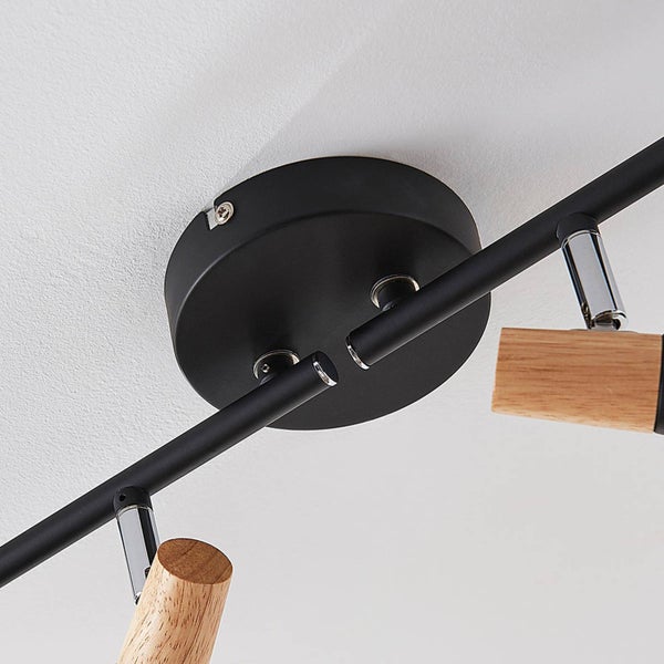 Deckenleuchte mit Holzdetails