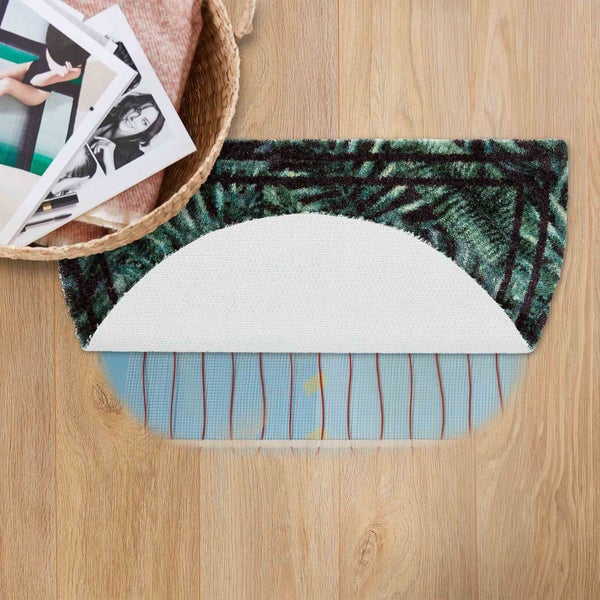 Halbrunde Badematte mit Pflanzenmuster auf Holzboden