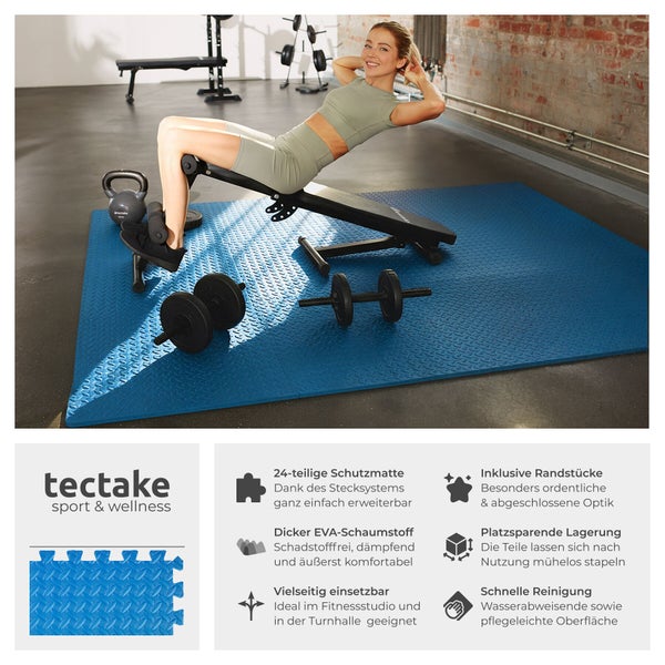 Frau macht Sit-ups auf einer blauen Bodenschutzmatte mit Sportgeräten