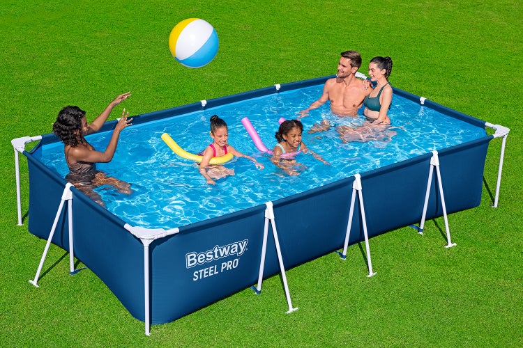 Bestway Steel Pro rechteckiger Aufstellpool mit einer Familie, die mit einem Wasserball und Poolnudeln auf einer Rasenfläche spielt.