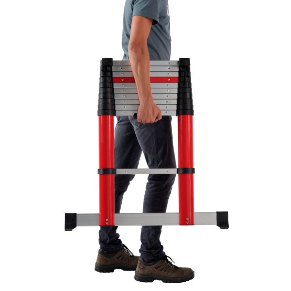 Mann trägt eine zusammengeklappte Teleskopleiter