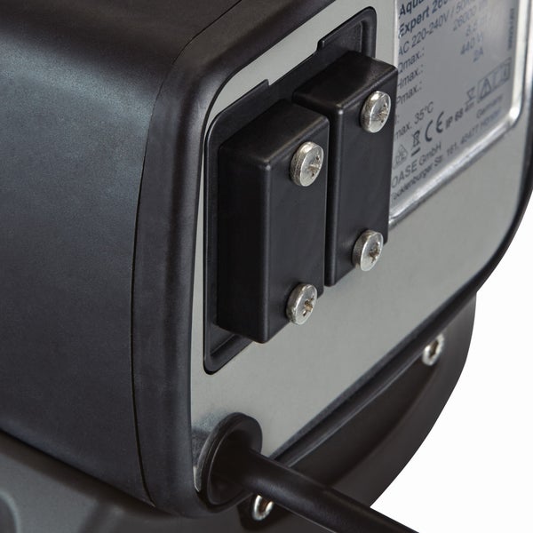 Detailansicht des elektrischen Anschlusses einer Teichpumpe Aqua Expert mit Typenschild und Kabeldurchführung.