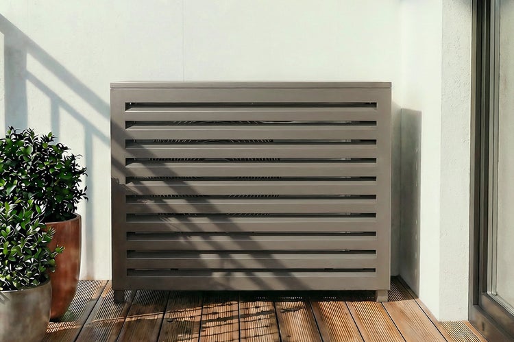 Abdeckung für Klimaanlage auf einer Terrasse