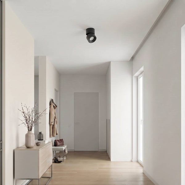 Moderne Deckenleuchte als Deckenstrahler installiert in einem hellen Flur mit Holzboden und minimalistischer Einrichtung.