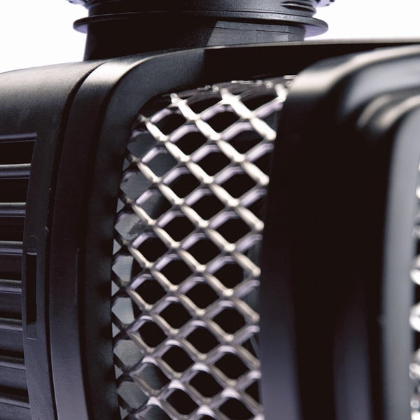 Detailaufnahme eines schwarzen Gehäuses mit einem feinmaschigen Edelstahlsieb.