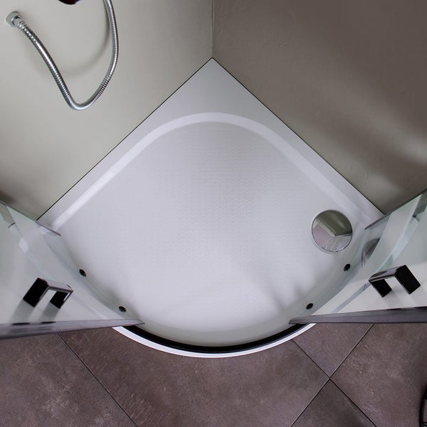 Eckdusche mit geöffneten Glastüren und Duschkopf