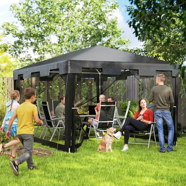 Moderner schwarzer Gartenpavillon mit Netz-Seitenwänden in einem hellen Garten mit Menschen an einer Festtafel.