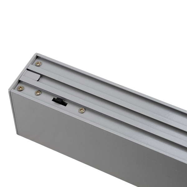 Detailaufnahme einer Stromschiene mit Schalter und Schrauben