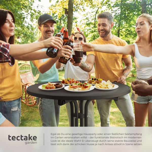 Gruppe feiert am Bistrotisch im Garten mit Speisen und Getränken.