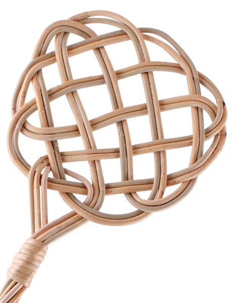Ein Teppichklopfer aus natürlichem Rattan mit einem geflochtenen Kopf.