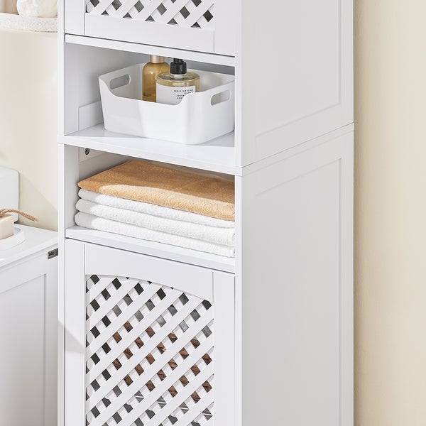 Detailaufnahme eines weißen Badezimmerschranks mit Regalen, Schubladen und Gittertüren zur Aufbewahrung von Badutensilien und Handtüchern.