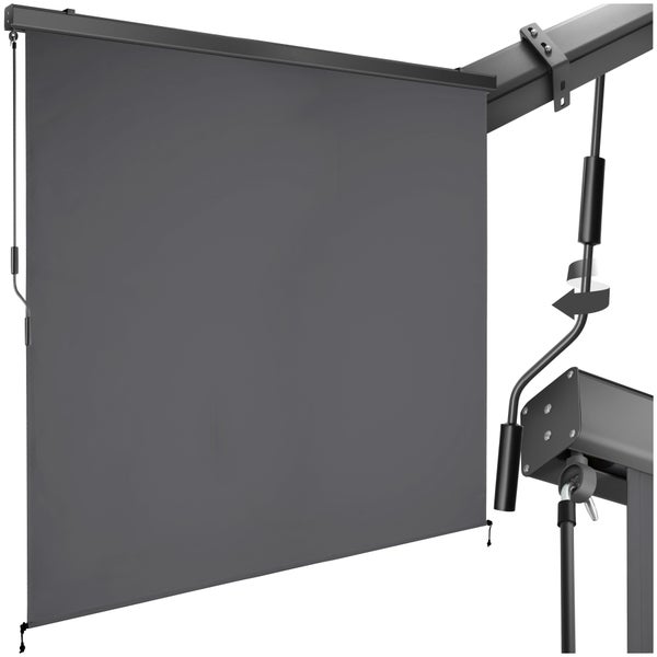 Grünes Zelt mit Fenster auf einem Feldbettgestell im Freien