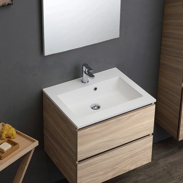 Waschtisch mit Unterschrank, Spiegel und Armatur im Badezimmer