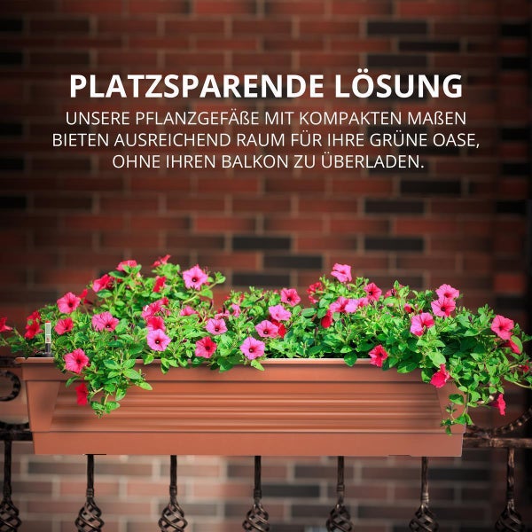 Platzsparender Balkonkasten mit blühenden Pflanzen, montiert an einem Balkongeländer vor einer Ziegelwand.