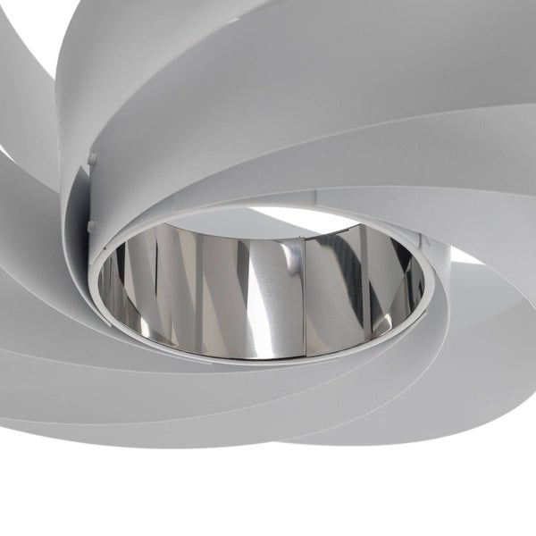 Nahaufnahme einer Deckenleuchte mit spiralförmigem Design und silberfarbenem Einsatz