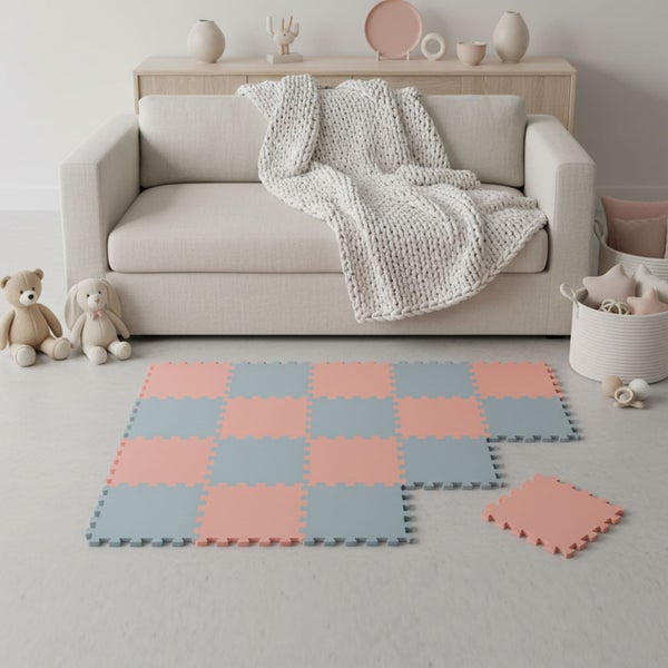 Helles, organisiertes Wohnzimmer mit hellem Sofa, Holzkommode und einer rosa-blauen Schaumstoff-Puzzlematte auf dem Boden.
