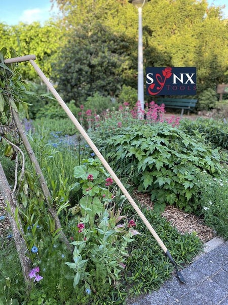 Synx Tools Sauzahn mit Holzgriff im Garten